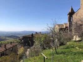 Blick auf die Burganlage von Tatti und in die Ebene ©LEIIK