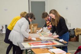 Elke Pietsch, Kuratorin (2.v.l.) und der Verein in Anktion beim Verpacken der Kunstwerke