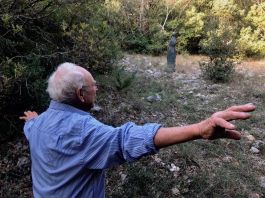 Führung mit dem Künstler Paul Fuchs durch seinen Klang- und Installationengarten ©LEIIK