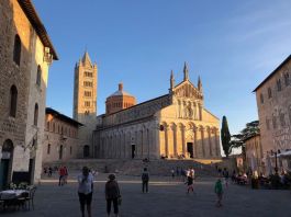 Der Dom in Massa Marittima bei Sonnenuntergang ©LEIIK