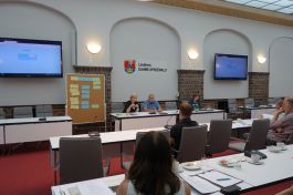 Arbeitsgruppe mit Jana Reichenbach-Behnisch und Fachgutachter Michael Köppl ©LEIIK gGmbH