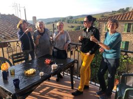 Abschluss–Aperitif nach einer erfolgreichen Malereikurswoche auf der Dachterrasse mit Blick über die toskanische Landschaft ©LEIIK