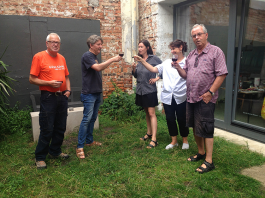 Anstoßen auf einen gelungenen Kurs - Sommerkurs Malerei ©Hjördis Baacke