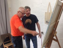 Fachgespräche unter Kursteilnehmern - Sommerkurs Malerei ©Hlördis Baacke