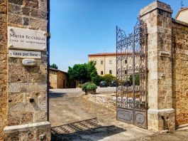 Eingang zum Kloster CASA MATER ECCLESIA ©LEIIK.it