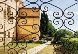 Blick durch das Tor vom Kloster CASA MATER ECCLESIA ©LEIIK.it
