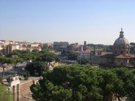 Rom – ein Blick auf die Silhouette mit Kolosseum und Forum Romanum ©LEIIK