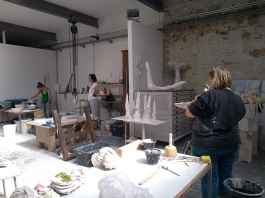 Im Atelier von Elisabeth Howey - Sommerkurs Skulptur ©LEIIK.it