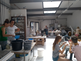 Konsultataion bei Kursleiterin Elisabeth Howey - Sommerkurs Skulptur ©LEIIK.it