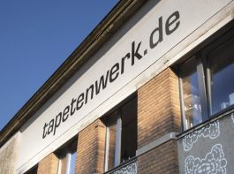 Außenfassade des Tapetenwerks (mit altem Tapetenmuster) ©LEIIK