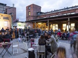 Der Innenhof des Tapetenwerks zum Herbstrundgang ©LEIIK