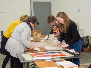 Elke Pietsch, Kuratorin (2.v.l.) und der Verein in Anktion beim Verpacken der Kunstwerke
