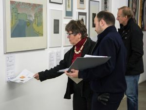 01 Vorbereitung: Kuratorin Elke Pietsch und Auktionator Marcus Engert