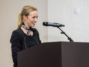 06 Begrüßung durch die Schirmherrin der Kunstauktion Ayleena Jung, Frau des Oberbürgermeisters der Stadt Leipzig