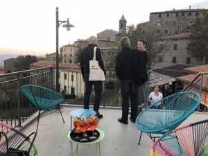 Aperitivo zum Kennenlernen auf der Terrasse des Il Barrino di Tatti ©LEIIK.it