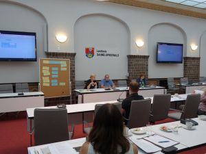 Arbeitsgruppe mit Jana Reichenbach-Behnisch und Fachgutachter Michael Köppl ©LEIIK gGmbH