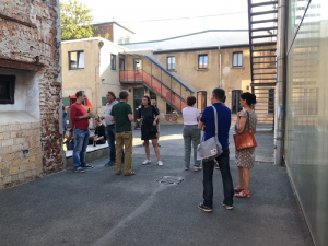 Besucher der Ausstellung im Hof des Tapetenwerks ©LEIIK.it