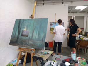 Konsultation bei Kursleiterin Hjördis Baacke - Sommerkurs Malerei ©LEIIK.it