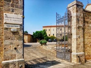 Eingang zum Kloster CASA MATER ECCLESIA ©LEIIK.it