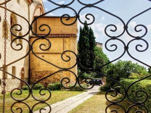 Blick durch das Tor vom Kloster CASA MATER ECCLESIA ©LEIIK.it