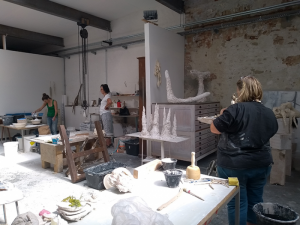 Im Atelier von Elisabeth Howey - Sommerkurs Skulptur ©LEIIK.it