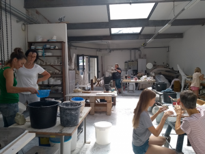 Konsultataion bei Kursleiterin Elisabeth Howey - Sommerkurs Skulptur ©LEIIK.it