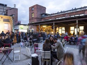 Der Innenhof des Tapetenwerks zum Herbstrundgang ©LEIIK