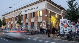 Blick von der Lütznerstraße auf das Tapetenwerk ©LEIIK